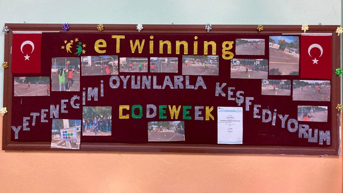 Okul öğretmenimiz Yusuf ZENCİR'in Yeteneğimi Oyunlarla Keşfediyorum adlı e Twinning projesi için öğrencileri ile hazırladığı CodeWeek bahçe etkinlikleri panosu